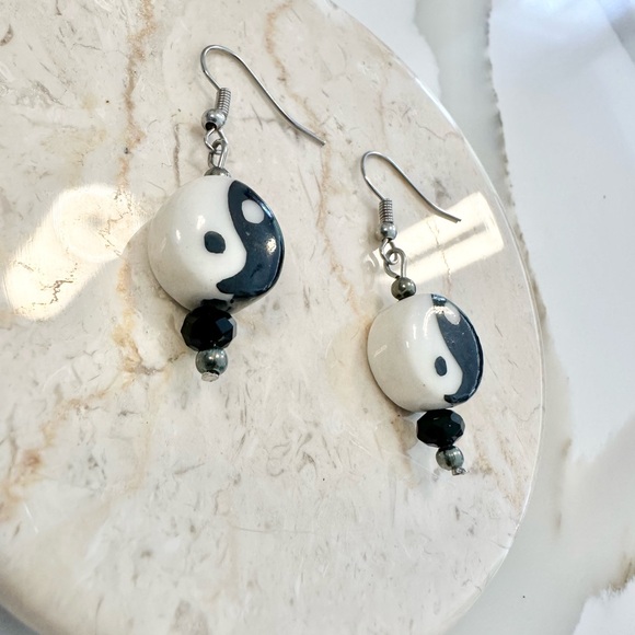 Vintage Yin Yang Black And White Glass Bead Dangle Silver Tone Earrings - Picture 2 of 3